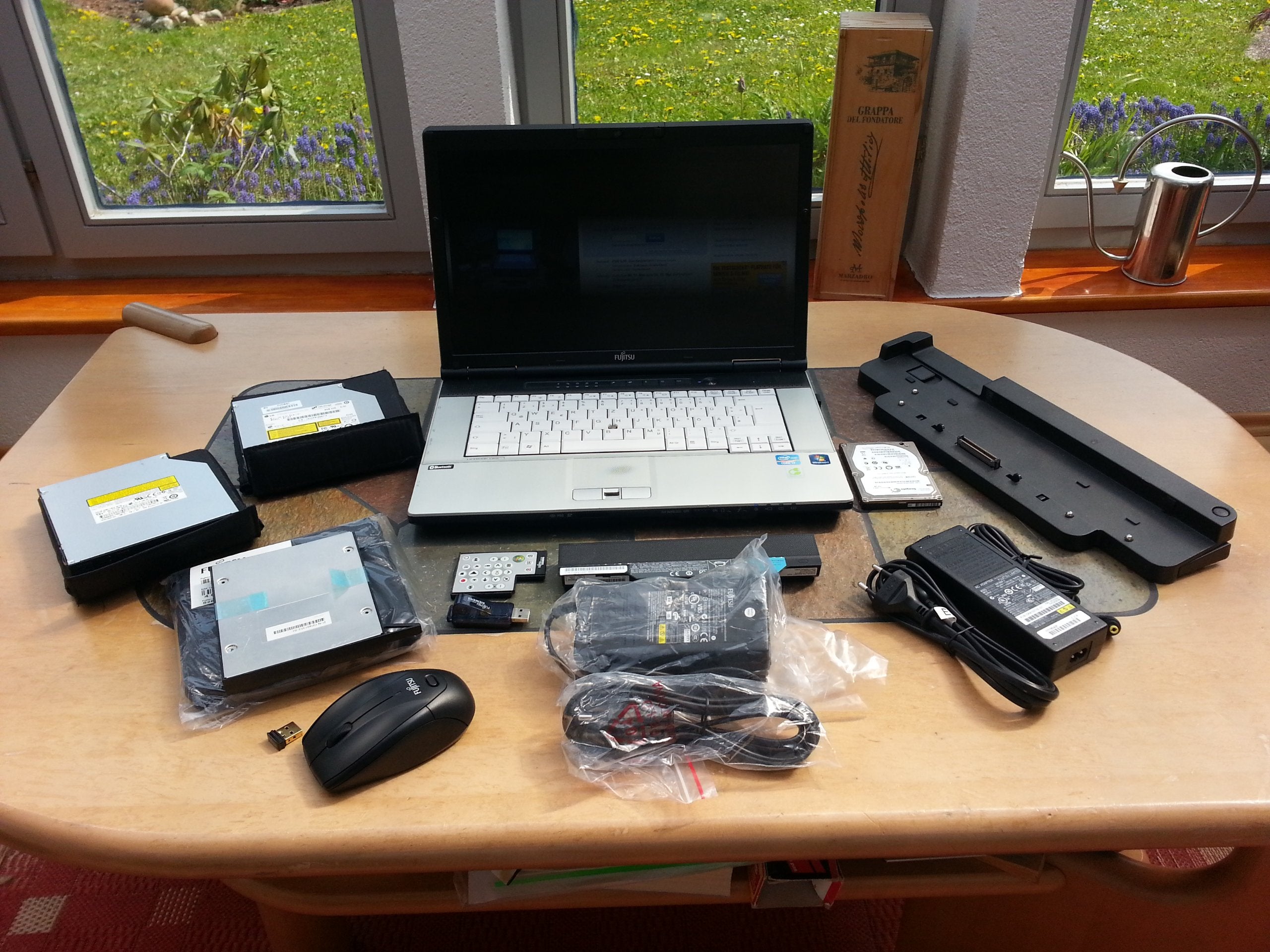 Fujitsu Lifebook E751 39,6 cm (15,6 Zoll) Laptop (Intel Core i7-2620M, 2,7GHz, 4GB RAM, 128GB HDD, Intel HD Graphics, DVD, Win 7 Pro)